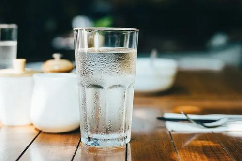 Lượng nước cần uống mỗi ngày để giảm nguy cơ đột quỵ