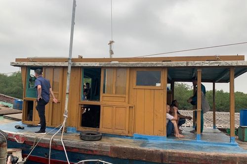 Bắt nhóm đối tượng đánh bạc trên sông Chanh