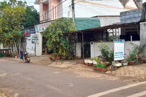 Phát hiện bé trai sơ sinh 7 ngày tuổi, nặng 3 kg bị bỏ rơi bên đường