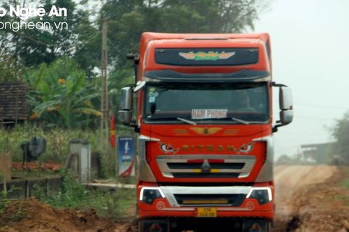 Tân Kỳ: Quốc lộ 15B chưa nghiệm thu đã bị xe quá tải cày nát