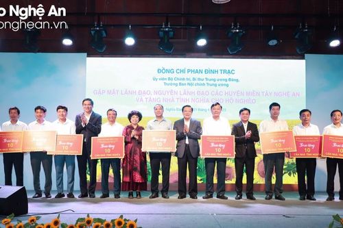 Đồng chí Phan Đình Trạc trao hỗ trợ xây dựng nhà cho người nghèo 11 địa phương miền núi của tỉnh Nghệ An