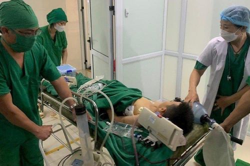 Bé trai nguy kịch sau cú ngã vào que têm trầu