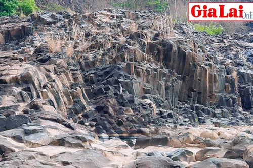 Kỳ thú bãi đá lăng trụ ở Mang Yang