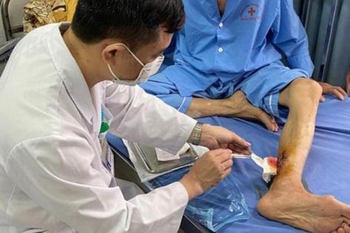 Cụ ông bị máy cưa cắt vào chân, cảnh báo nguy cơ có thể gặp khi lao động, sản xuất