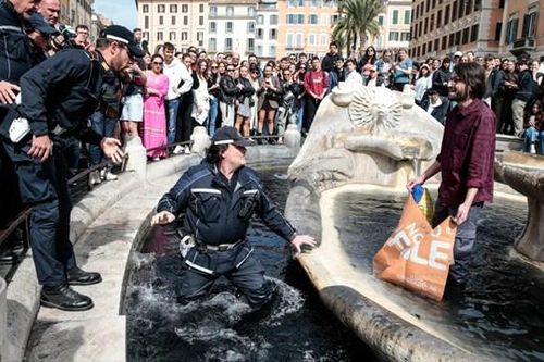 Đài phun nước nổi tiếng ở Rome bị nhuộm đen