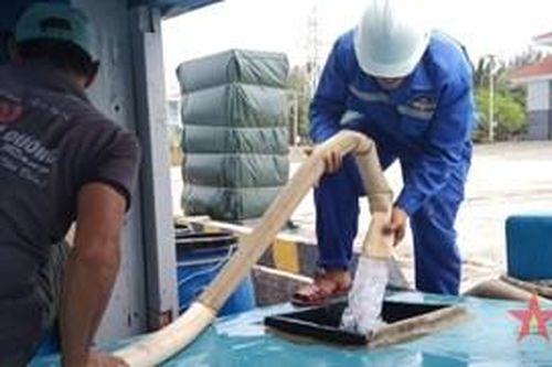 Trung tâm dịch vụ Hậu cần - Kỹ thuật đảo Trường Sa sửa chữa tàu cá ngư dân