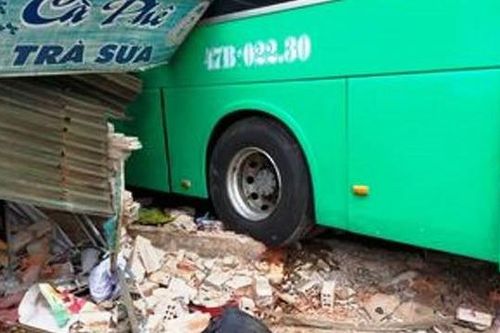 Xe giường nằm lao vào nhà dân làm 2 người tử vong