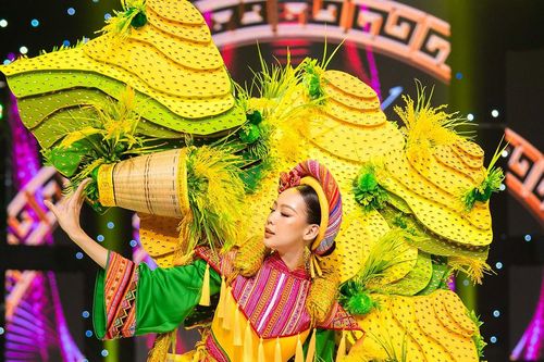 Hoa hậu Bảo Ngọc catwalk với mô hình ruộng bậc thang Tây Bắc nặng 30kg