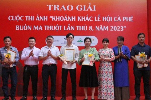 Trao giải cuộc thi ảnh Khoảnh khắc Lễ hội Cà phê Buôn Ma Thuột