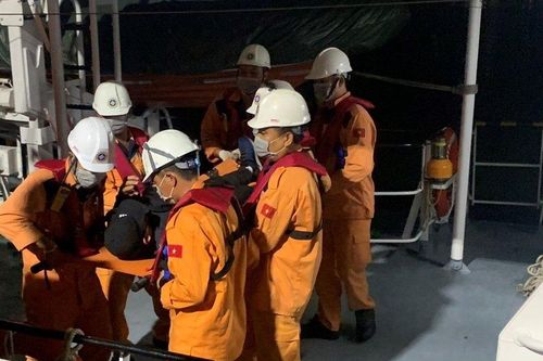 Kịp thời đưa thuyền viên người Philippines bị bệnh vào bờ chữa trị