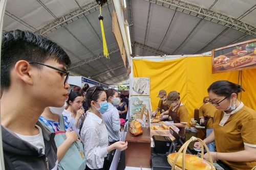 Ngày cuối Lễ hội Bánh mì Việt Nam: Người dân xếp hàng dài chờ mua
