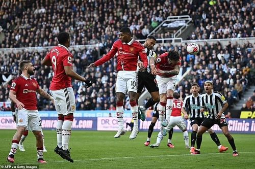 Newcastle United chiến thắng 2-0 trước Manchester United