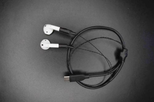 Kỹ sư làm chuyện ngược đời, thêm dây cho tai nghe AirPods