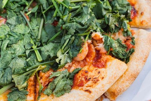 Pizza toàn rau mùi ở Nhật Bản