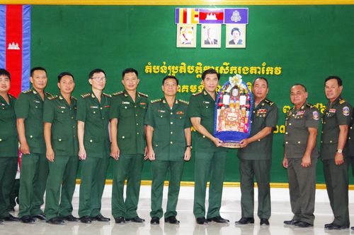 Biên phòng An Giang chúc Tết các lực lượng vũ trang Campuchia