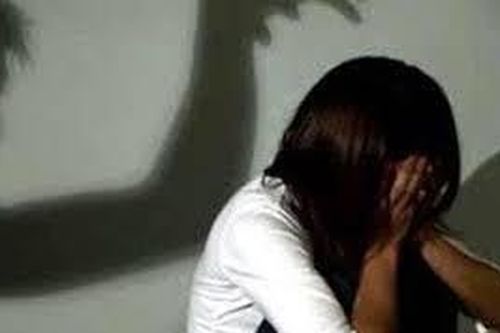 Thiếu nữ bị 3 thanh niên chuốc rượu say rồi hãm hại
