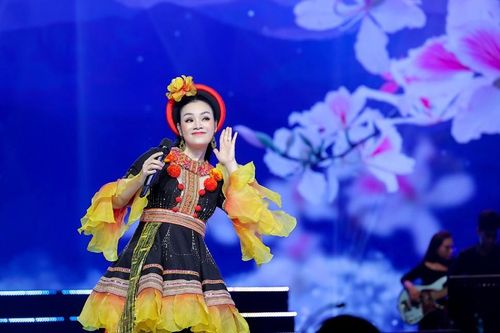 Trang phục truyền thống giúp ca sĩ Tân Nhàn thành công hơn trong đêm nhạc dân gian