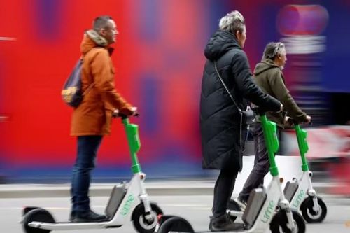 Người dân Paris bỏ phiếu cấm xe máy điện