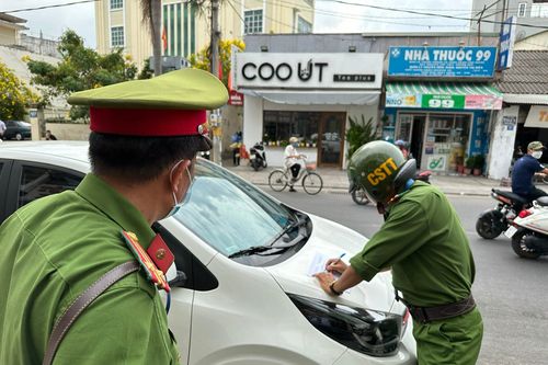 Đỗ xe 'xếp hàng' dưới lòng đường, hàng chục tài xế ở Đồng Nai bị xử phạt