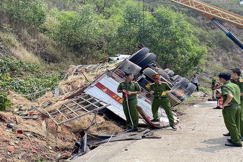 Ô tô tải lật ở Phú Yên khiến 4 người chết, nghi bị mất phanh