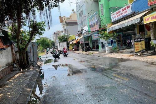 'Mưa vàng' giải nhiệt sau hai tháng nắng nóng liên tục ở TP HCM
