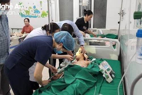 Lãnh đạo Sở Y tế thăm, động viên các nạn nhân trong vụ nổ tại huyện Quỳnh Lưu