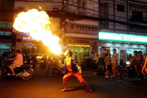 Ngậm xăng, phun lửa: Những ẩn họa đáng sợ cho cả người thổi lẫn người xem