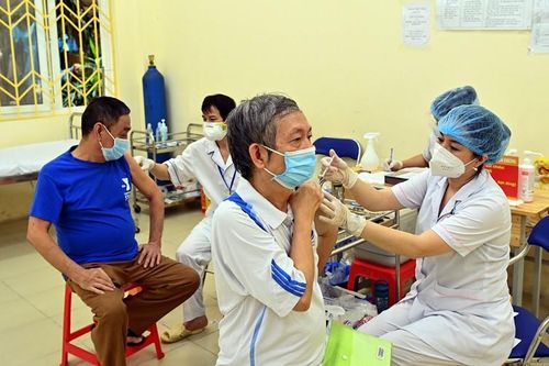 Khuyến cáo các đối tượng nguy cơ cao nên tiêm nhắc lại vắc xin Covid-19