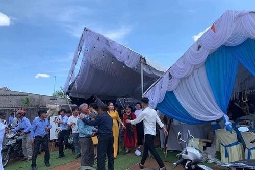 Bà Rịa - Vũng Tàu: Lốc xoáy thổi bay rạp đám cưới, người dân hốt hoảng