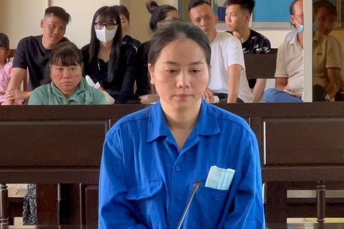 Vào tù, do buôn lậu hàng hóa qua biên giới