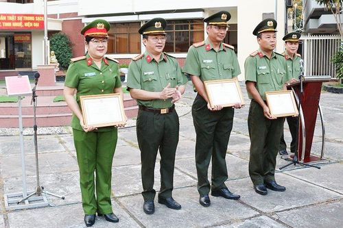 Khen thưởng các tập thể, cá nhân tham gia phá chuyên án hoạt động môi giới, chứa mại dâm trên địa bàn TP. Long Xuyên