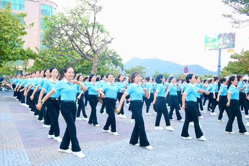 1.300 hội viên, phụ nữ tham gia Liên hoan đồng diễn dân vũ