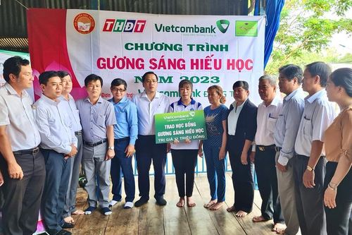 Đồng Tháp: Trao học bổng 'Gương sáng hiếu học' tặng sinh viên Trần Thị Yến Linh