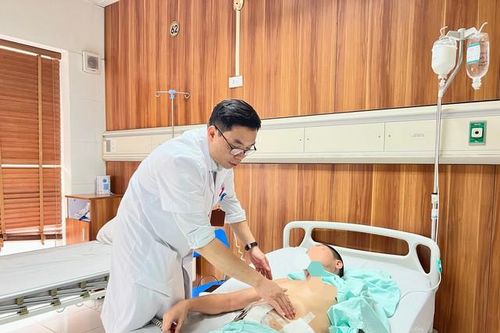 Thủng ruột vì thói quen rất nhiều người Việt mắc phải