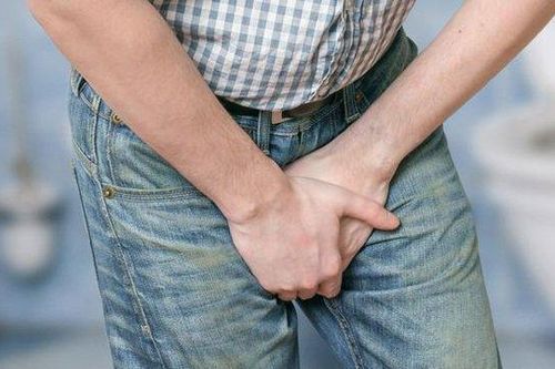Làm 'tư thế lạ' người đàn ông 47 tuổi đau đớn vì gãy 'của quý'