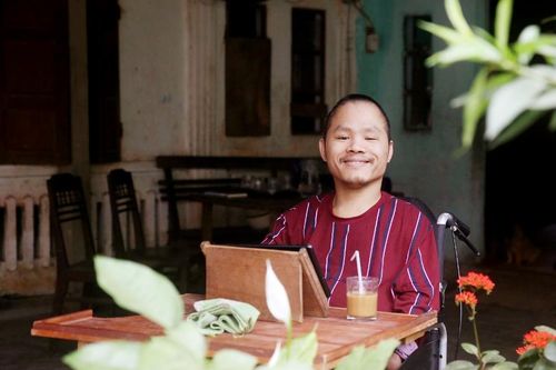 Nghị lực của chàng trai khuyết tật