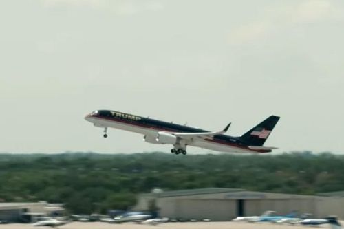 Máy bay của ông Trump rời Florida