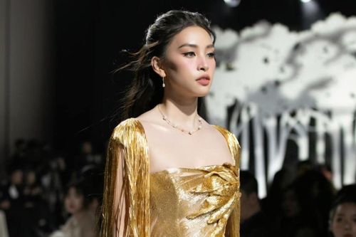 Chuyện gì đang xảy ra ở làng mốt khi Minh Tú đứng sau Tiểu Vy?
