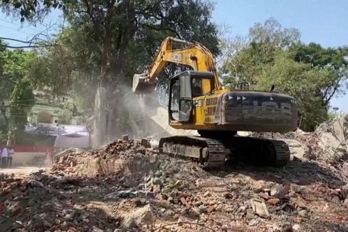 Phá hủy ngôi đền từng sạt lở khiến 36 người chết ở Ấn Độ