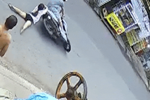Nghi can trộm điện thoại kéo lê bé gái ở TP.HCM