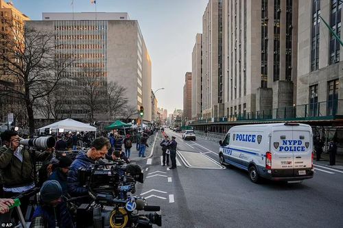 Người xếp hàng đầu tiên bên ngoài tòa án xét xử ông Trump