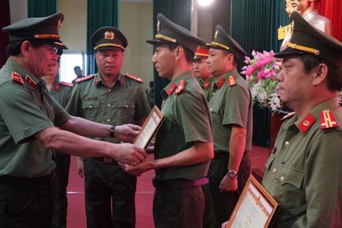 Khen thưởng nhiều tập thể, cá nhân xuất sắc thuộc Công an TP Đà Nẵng