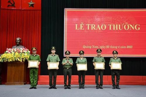 Nhiều tập thể, cá nhân nhận phần thưởng cao quý