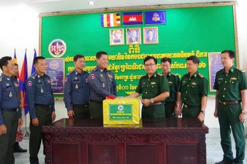 BĐBP Tây Ninh thăm, chúc Tết, tặng quà lực lượng vũ trang tỉnh Prey Veng nhân dịp Tết Chol Chnam Thmay 2023