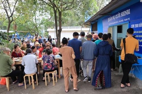 Hà Nội: Ấm lòng quán cơm 2000 đồng chỉ phục vụ những vị khách đặc biệt