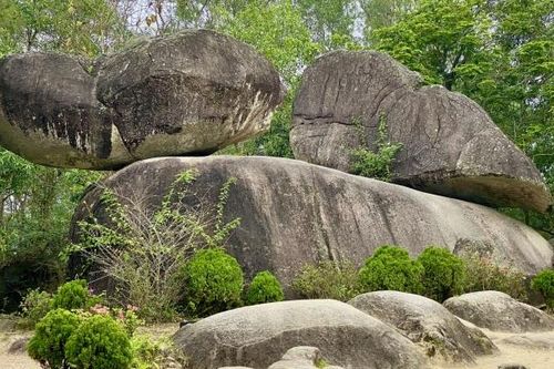 Hòn Trống Mái (Sầm Sơn, Thanh Hóa): 3 phiến đá, 1 câu chuyện