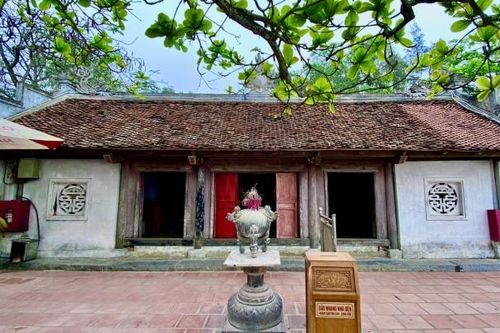 Ngôi đền thiêng trên cao ở biển Sầm Sơn