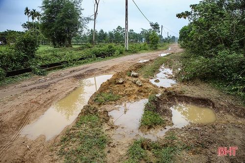 Người dân Phú Lộc chịu cảnh 'nắng bụi, mưa lầy' vì đường thi công dang dở