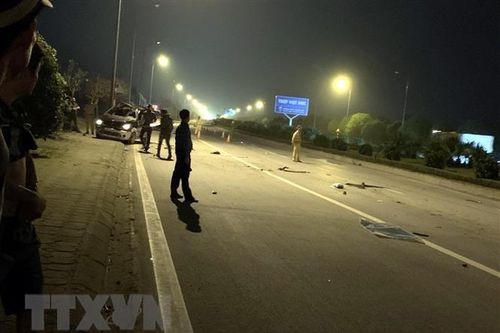 Xe 7 chỗ mất lái đâm vào dải phân cách, 3 người thương vong