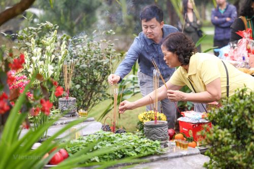 Một ngày tảo mộ dịp Tết Thanh minh của gia đình 3 thế hệ